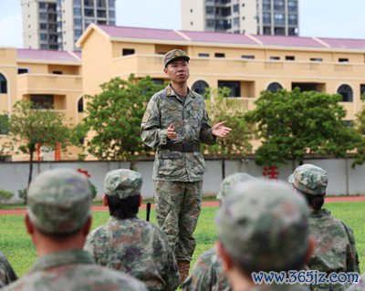 谢亮进行训导讲评。梁凯昌摄